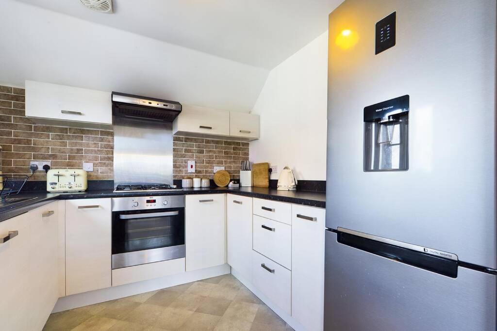 Chic City Centre Apartment With Allocated Parking Суонси Экстерьер фото