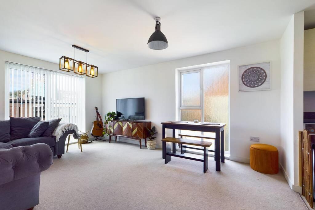 Chic City Centre Apartment With Allocated Parking Суонси Экстерьер фото
