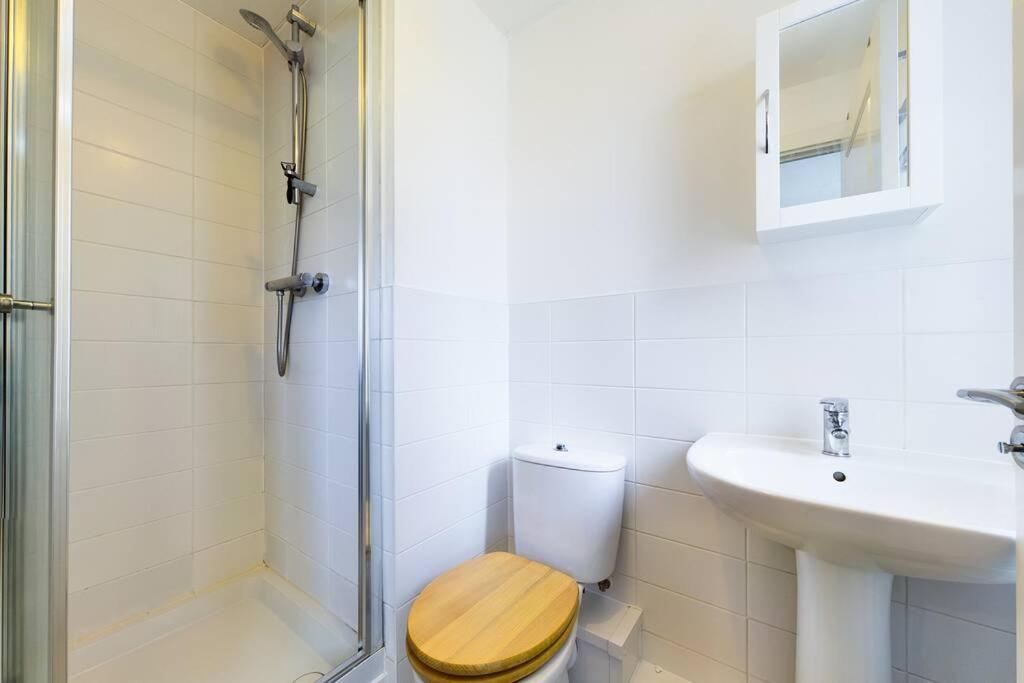Chic City Centre Apartment With Allocated Parking Суонси Экстерьер фото