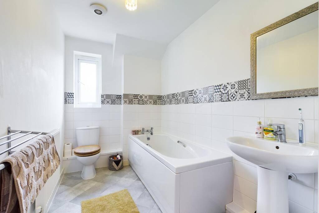 Chic City Centre Apartment With Allocated Parking Суонси Экстерьер фото