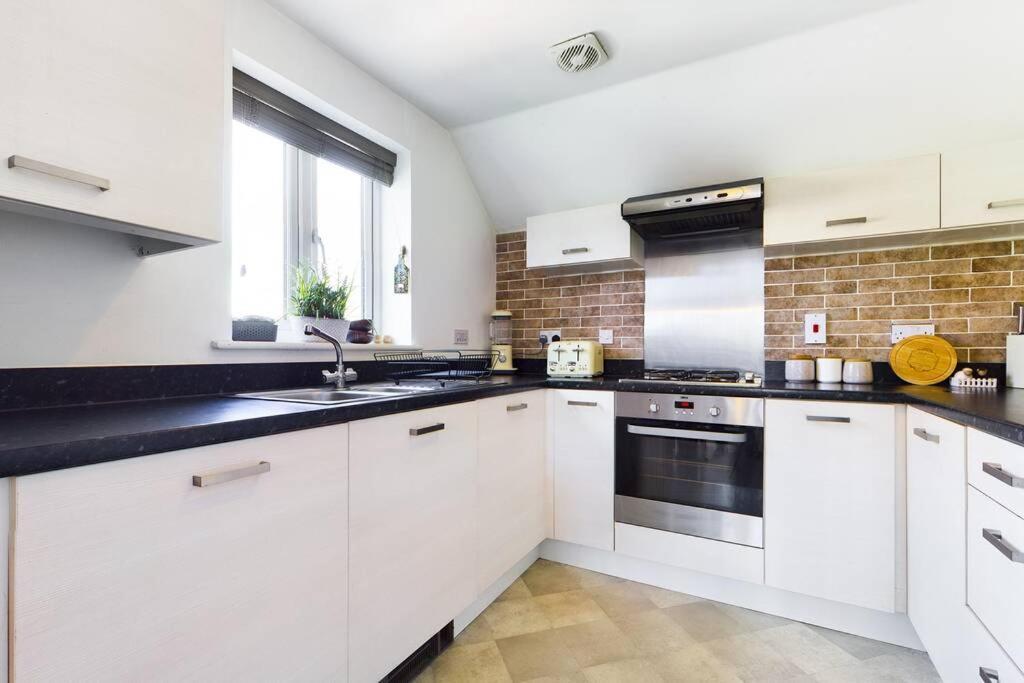 Chic City Centre Apartment With Allocated Parking Суонси Экстерьер фото
